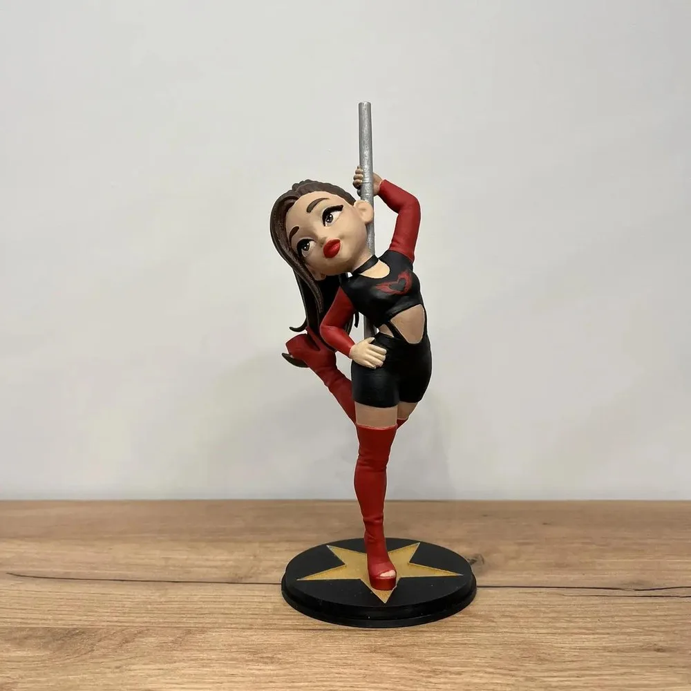 Фигурка тренера по pole dance, вид спереди